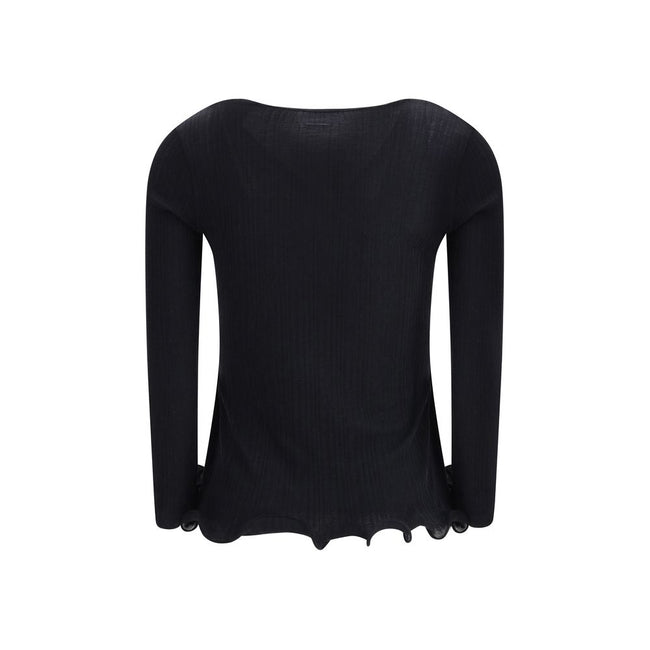 Black Fleece Wool TopThe long-sleeved Virgin Wool top by Fendi is an essential piece that combines refined simplicity with iconic details. Crafted from ribbed virgin wool, it features a fitted cut with a V-neckline, enhancing the silhouette with minimal e