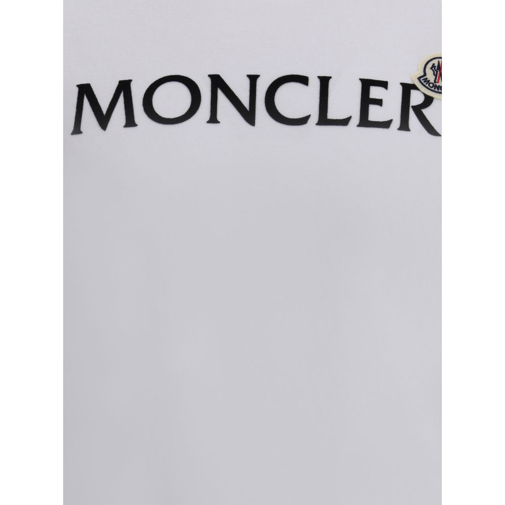 Logo T-ShirtMoncler’s T-Shirt combines simplicity and recognition in an essential design. The classic crew neck ensures comfort, while the iconic contrasting signature on the front and logo patch add a distinctive touch, perfect for a casual yet polished