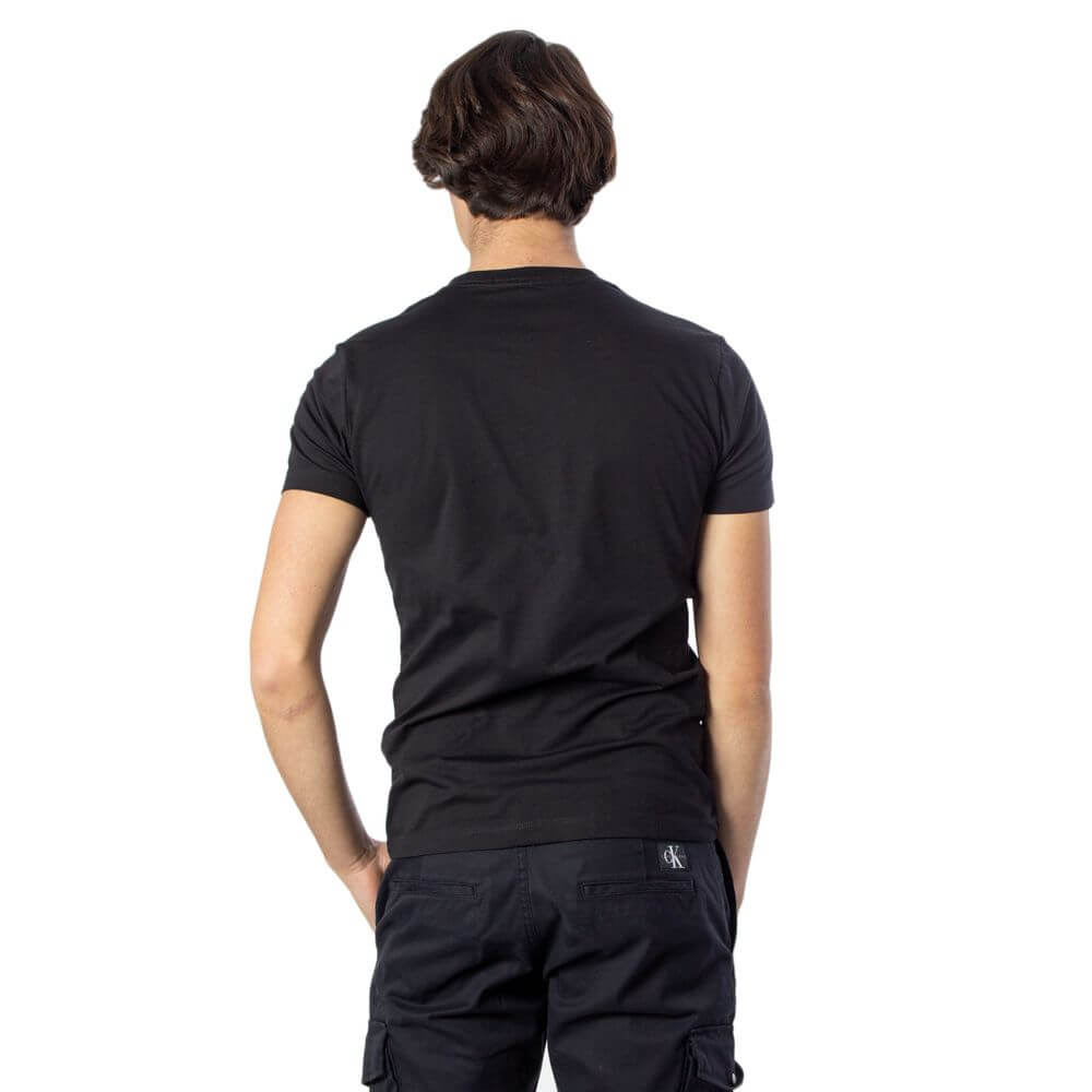 Black Cotton T-ShirtDiscover the elegance and comfort of the Calvin Klein Jeans ESSENTIAL SLIM TEE J30J314544 short-sleeve t-shirt for men. Made from 100% cotton, this shirt offers a soft and breathable feel, making it perfect for everyday wear. The slim