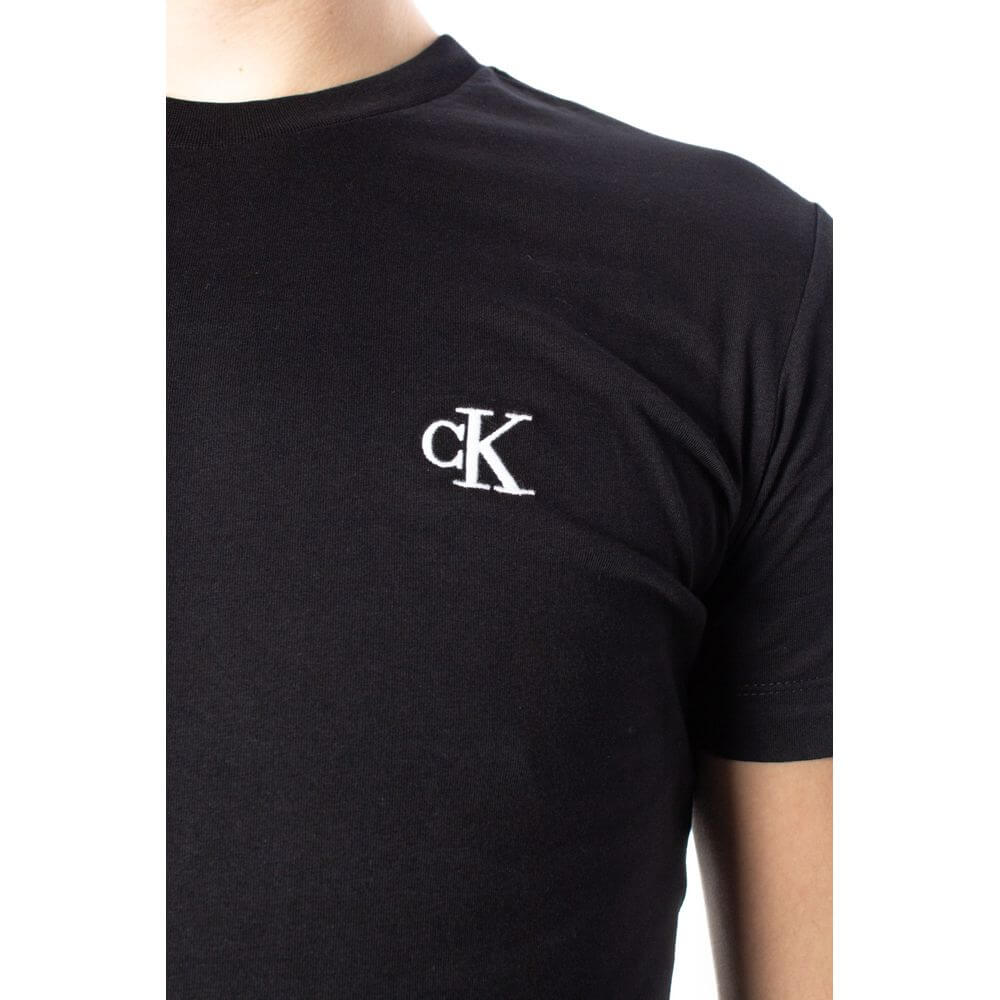 Black Cotton T-ShirtDiscover the elegance and comfort of the Calvin Klein Jeans ESSENTIAL SLIM TEE J30J314544 short-sleeve t-shirt for men. Made from 100% cotton, this shirt offers a soft and breathable feel, making it perfect for everyday wear. The slim