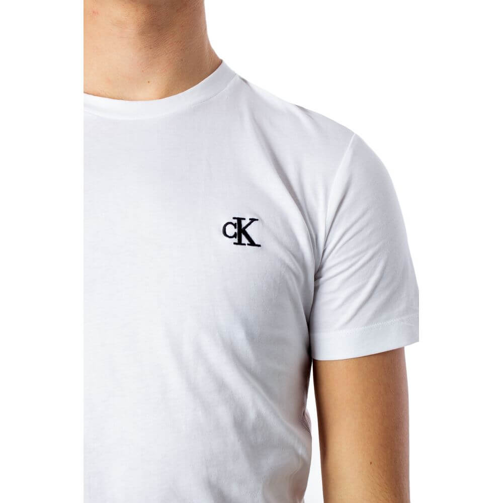 White Cotton ClothingDiscover the elegance and comfort of the Calvin Klein Jeans ESSENTIAL SLIM TEE J30J314544 short-sleeve t-shirt for men. Made from 100% cotton, this shirt offers a soft and breathable feel, making it perfect for everyday wear. The slim