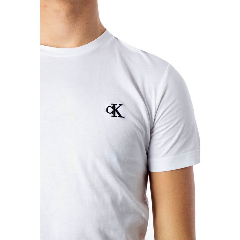 White Cotton ClothingDiscover the elegance and comfort of the Calvin Klein Jeans ESSENTIAL SLIM TEE J30J314544 short-sleeve t-shirt for men. Made from 100% cotton, this shirt offers a soft and breathable feel, making it perfect for everyday wear. The slim