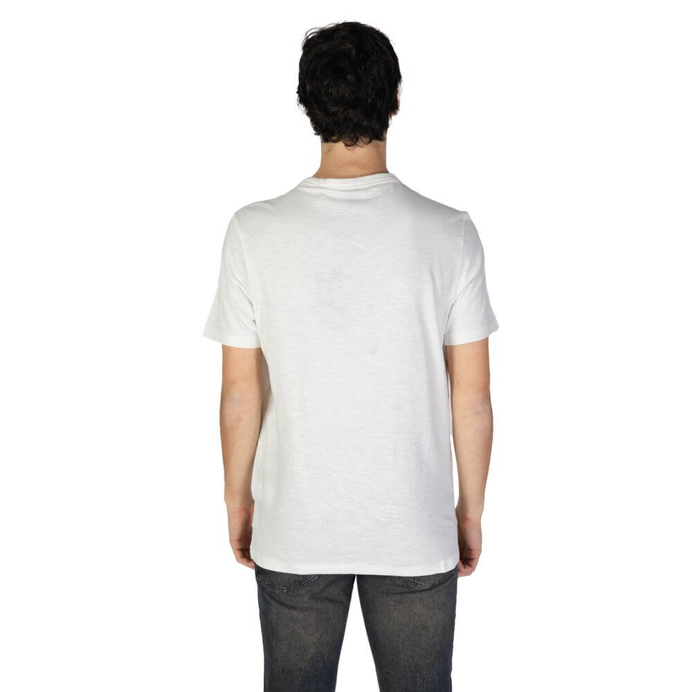 White Cotton T-ShirtThe Boss Tegood 10240843 01 50508243 men’s short-sleeved t-shirt is an essential piece for those who value both style and comfort. Made from 100% high-quality cotton, this t-shirt offers a soft feel against the skin and a natural fit,