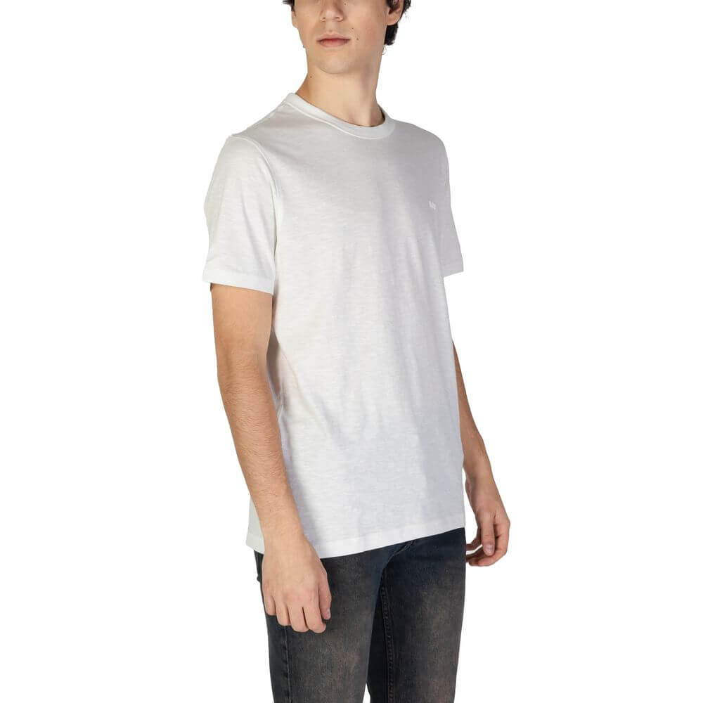 White Cotton T-ShirtThe Boss Tegood 10240843 01 50508243 men’s short-sleeved t-shirt is an essential piece for those who value both style and comfort. Made from 100% high-quality cotton, this t-shirt offers a soft feel against the skin and a natural fit,
