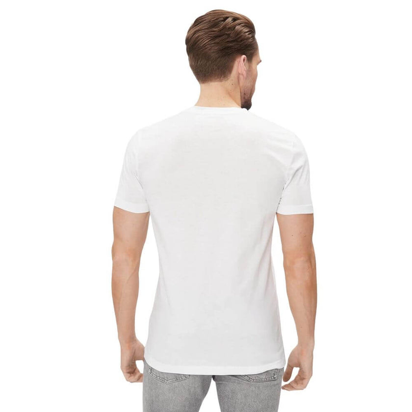 White Cotton T-ShirtThe Calvin Klein Jeans CORE INSTITUTIONAL J30J322552 short-sleeve t-shirt for men is an essential piece for any modern wardrobe. Made from 100% cotton, it offers exceptional comfort and a perfect fit. The minimalist design is enhanced