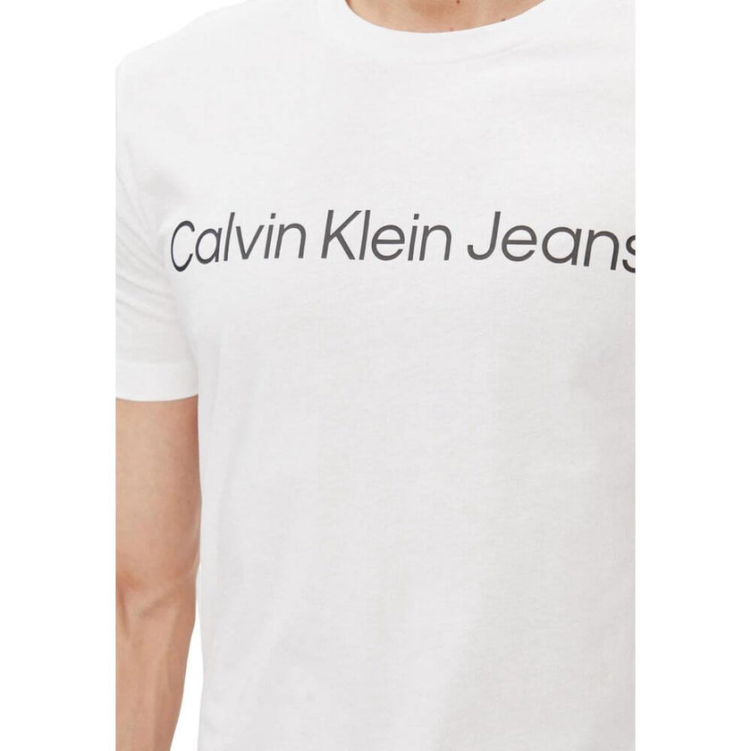 White Cotton T-ShirtThe Calvin Klein Jeans CORE INSTITUTIONAL J30J322552 short-sleeve t-shirt for men is an essential piece for any modern wardrobe. Made from 100% cotton, it offers exceptional comfort and a perfect fit. The minimalist design is enhanced