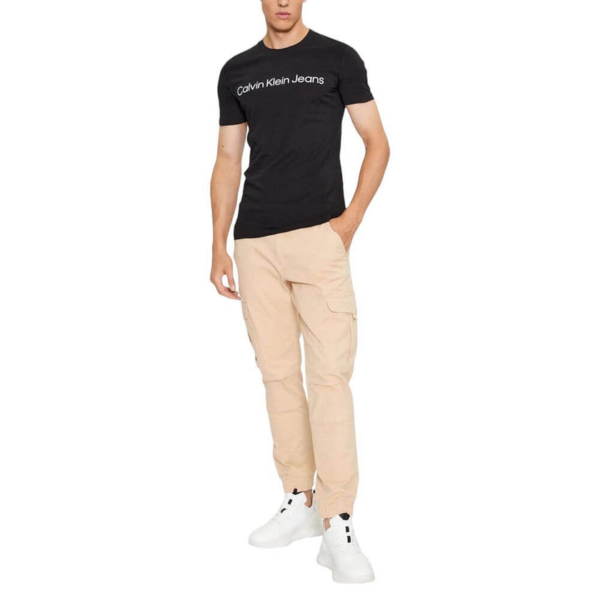 Black Cotton T-ShirtThe Calvin Klein Jeans CORE INSTITUTIONAL J30J322552 short-sleeve t-shirt for men is an essential piece for any modern wardrobe. Made from 100% cotton, it offers exceptional comfort and a perfect fit. The minimalist design is enhanced