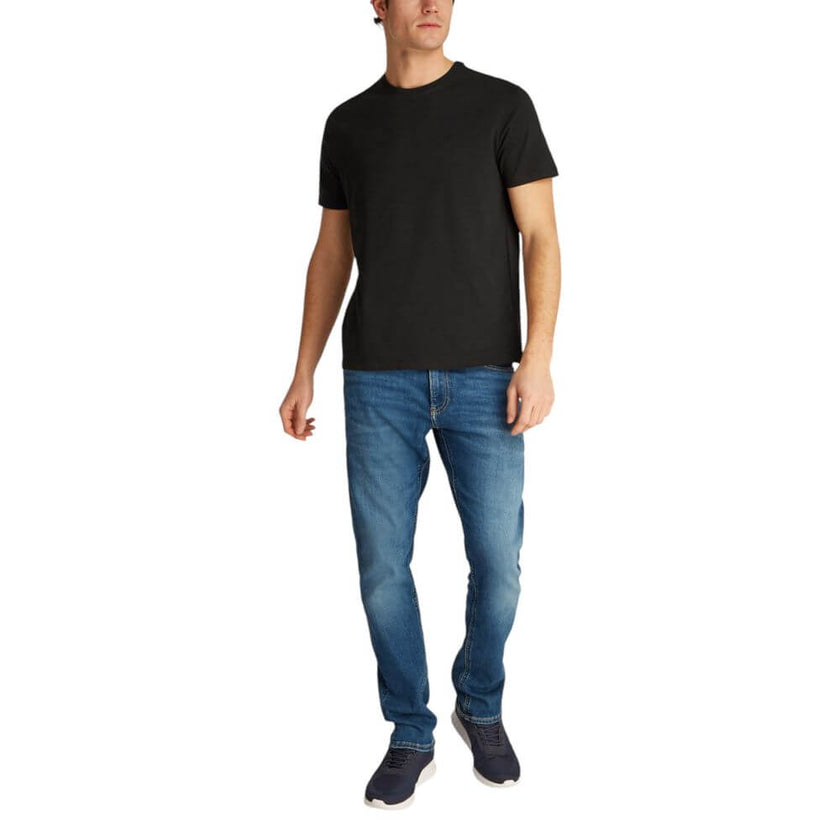 Black Cotton ClothingDiscover the short-sleeve t-shirt for men by Calvin Klein Jeans SS Smooth CTTN Solid LV040HM265, an essential piece for your wardrobe. Made from 100% cotton, this t-shirt offers a comfortable and breathable fit, perfect for everyday w