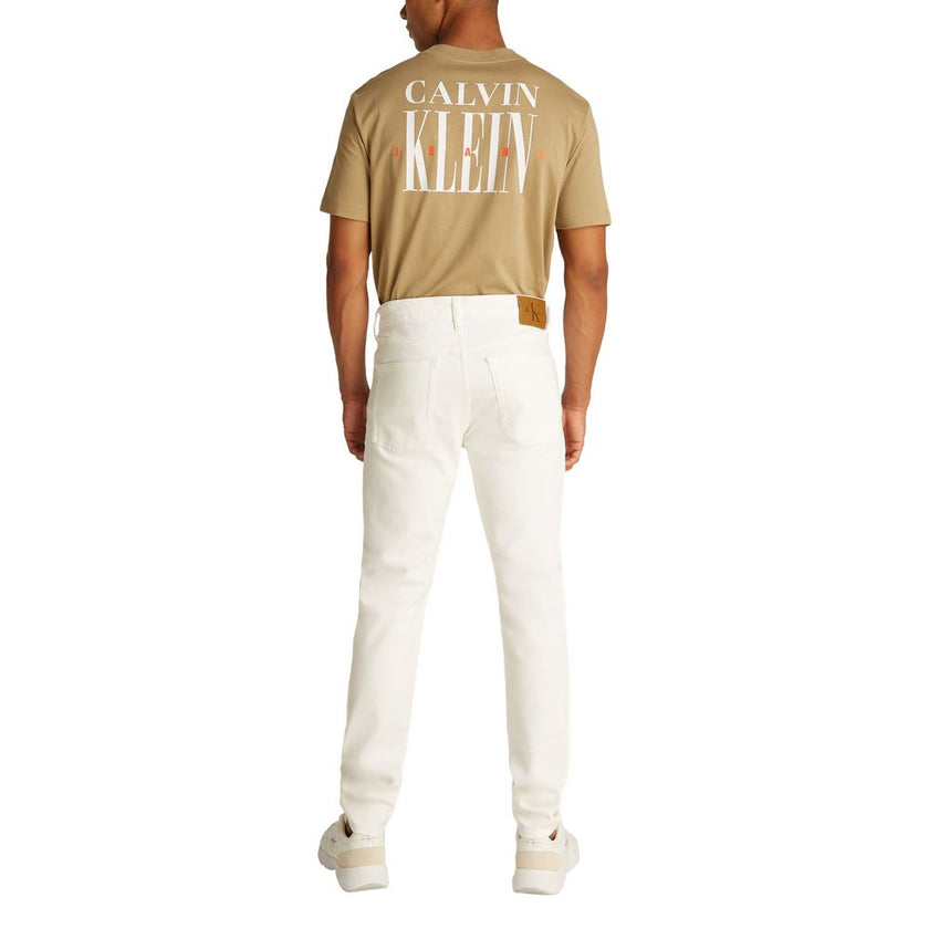 White Cotton Skinny JeansDiscover the Calvin Klein Jeans Taper J30J327541 slim fit jeans for men, an essential piece for every modern wardrobe. Made from high-quality materials, these jeans consist of 70% cotton, 20% recycled cotton, 8% polyester, and 2%