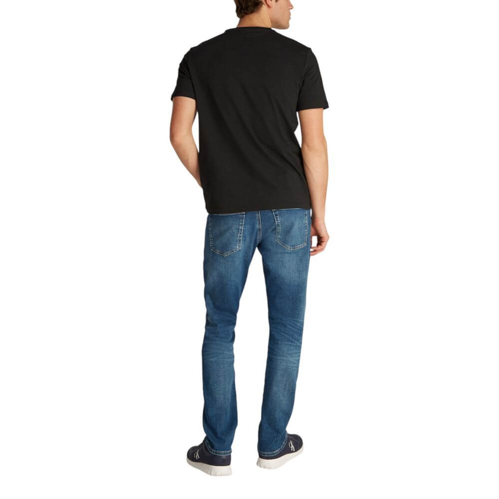 Black Cotton ClothingDiscover the short-sleeve t-shirt for men by Calvin Klein Jeans SS Smooth CTTN Solid LV040HM265, an essential piece for your wardrobe. Made from 100% cotton, this t-shirt offers a comfortable and breathable fit, perfect for everyday w