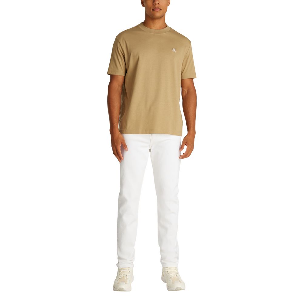 White Cotton Skinny JeansDiscover the Calvin Klein Jeans Taper J30J327541 slim fit jeans for men, an essential piece for every modern wardrobe. Made from high-quality materials, these jeans consist of 70% cotton, 20% recycled cotton, 8% polyester, and 2%