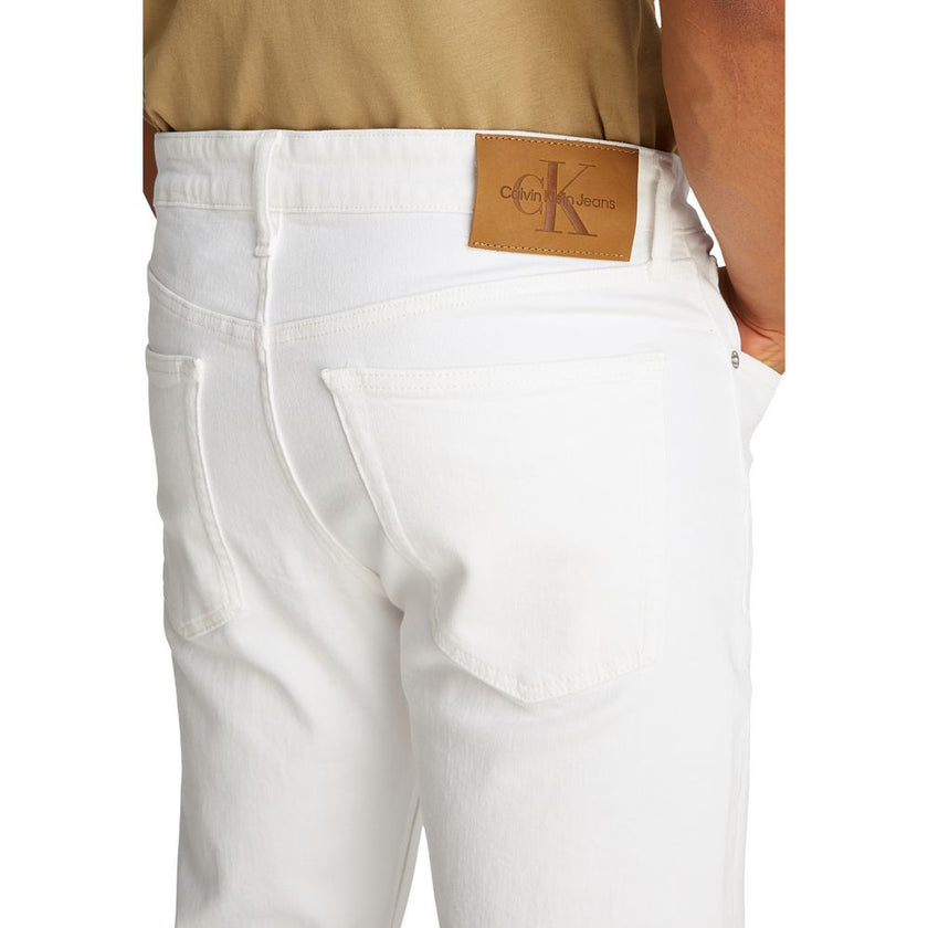 White Cotton Skinny JeansDiscover the Calvin Klein Jeans Taper J30J327541 slim fit jeans for men, an essential piece for every modern wardrobe. Made from high-quality materials, these jeans consist of 70% cotton, 20% recycled cotton, 8% polyester, and 2%