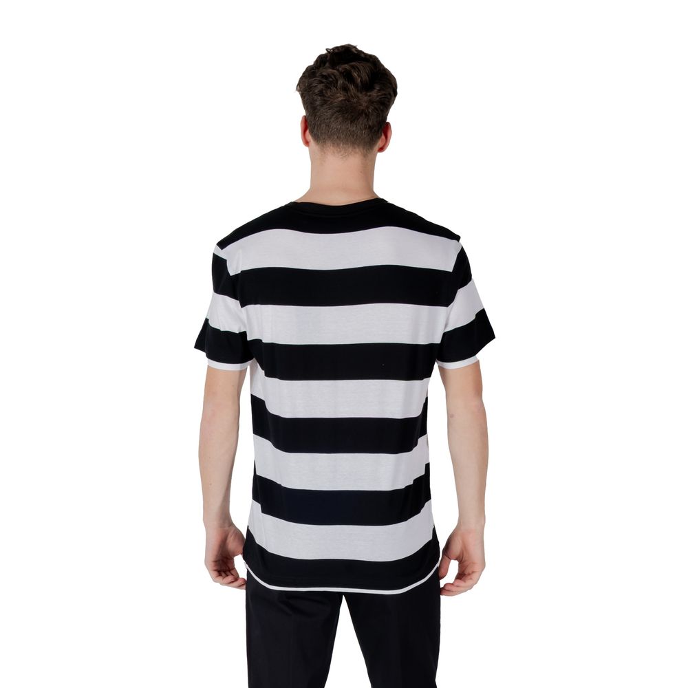 Black Cotton T-ShirtDiscover the Boss TalesStripe short-sleeve t-shirt for men, an essential piece for your summer wardrobe. Made from 100% cotton, this t-shirt offers a soft and comfortable feel against the skin, perfect for warm days. The elegant and mo