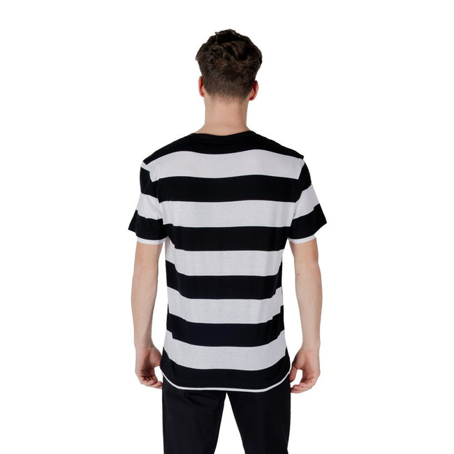Black Cotton T-ShirtDiscover the Boss TalesStripe short-sleeve t-shirt for men, an essential piece for your summer wardrobe. Made from 100% cotton, this t-shirt offers a soft and comfortable feel against the skin, perfect for warm days. The elegant and mo