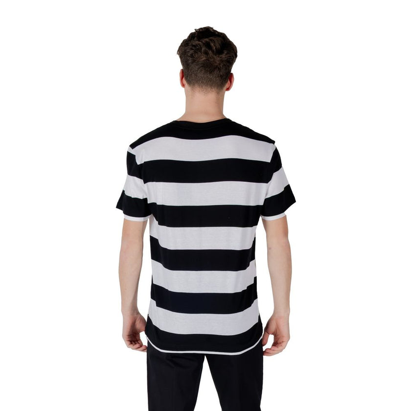 Black Cotton T-ShirtDiscover the Boss TalesStripe short-sleeve t-shirt for men, an essential piece for your summer wardrobe. Made from 100% cotton, this t-shirt offers a soft and comfortable feel against the skin, perfect for warm days. The elegant and mo