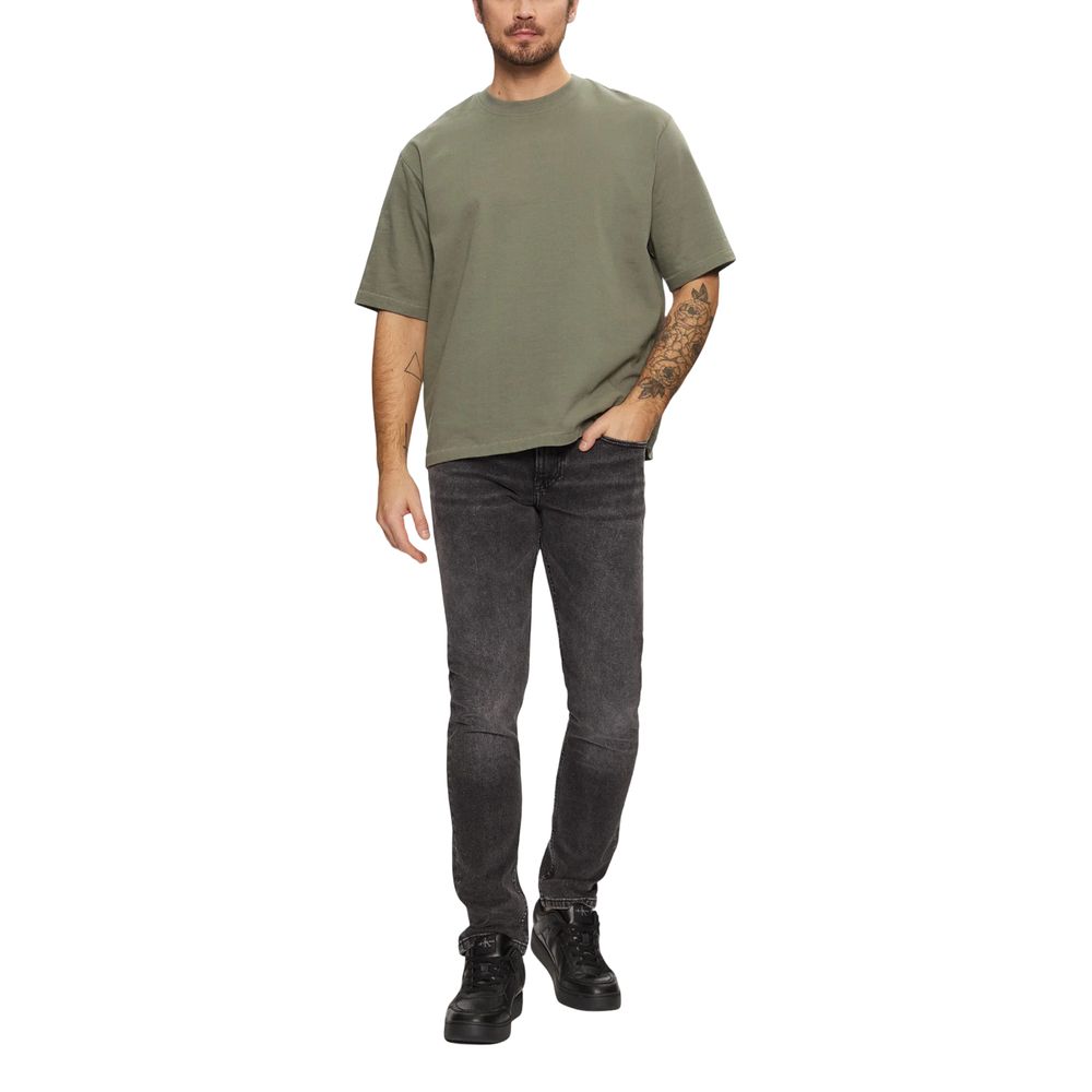 Gray Cotton Skinny JeansDiscover the Calvin Klein Jeans SLIM J30J326520 men’s slim fit jeans, crafted from high-quality materials: 94% cotton, 4% elastomultiester, and 2% elastane/lycra. These jeans offer a modern, tapered fit that is perfect for a stylis