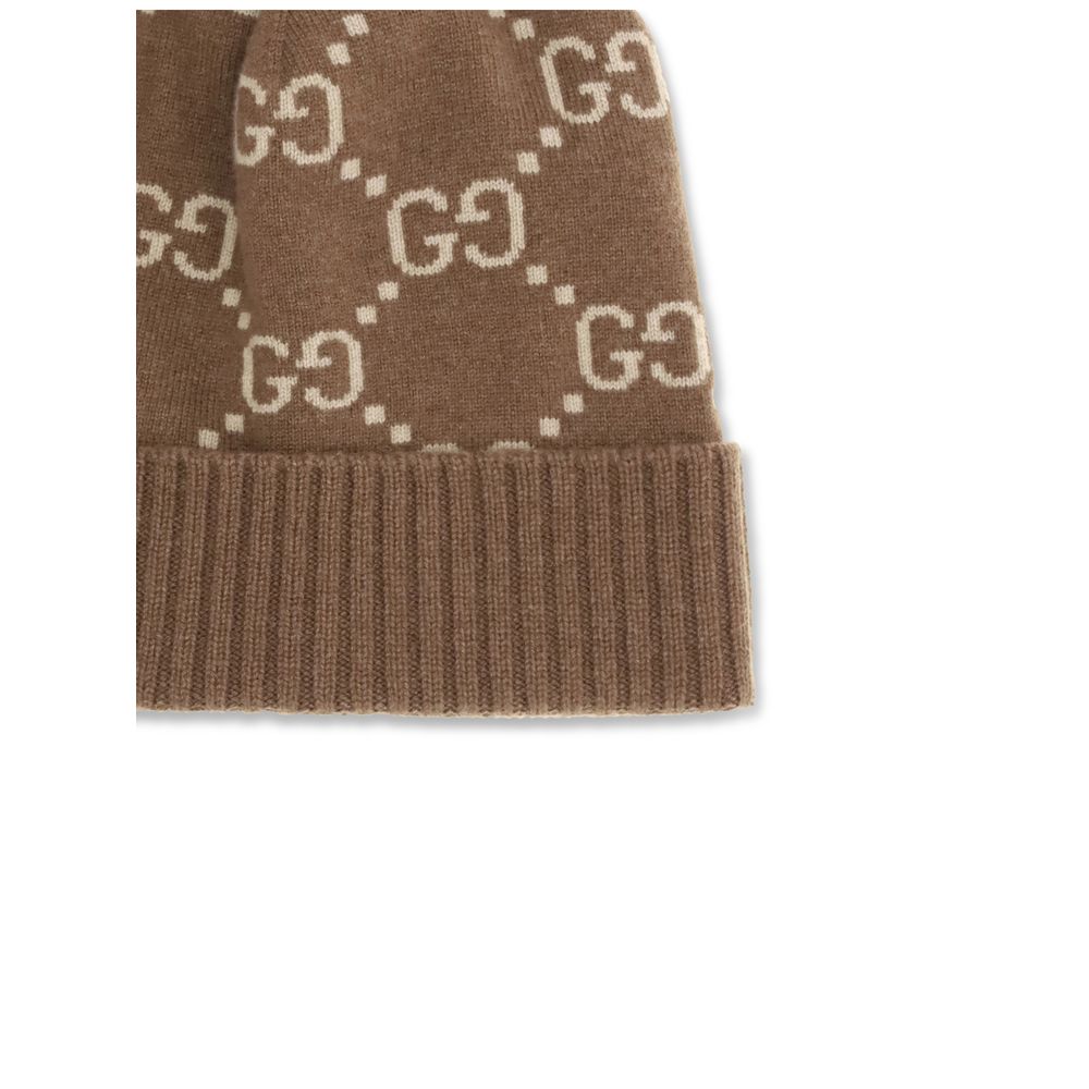 Brown Cashmere BeanieCashmere GG Hat by Gucci features a ribbed lapel and all-over GG logo print, combining elegance and comfort in an iconic and refined accessory. Season: AW25 Composition: 100% Kashmir/capra Hircus MADE IN ITALYBrown Cashmere Beanie${ta