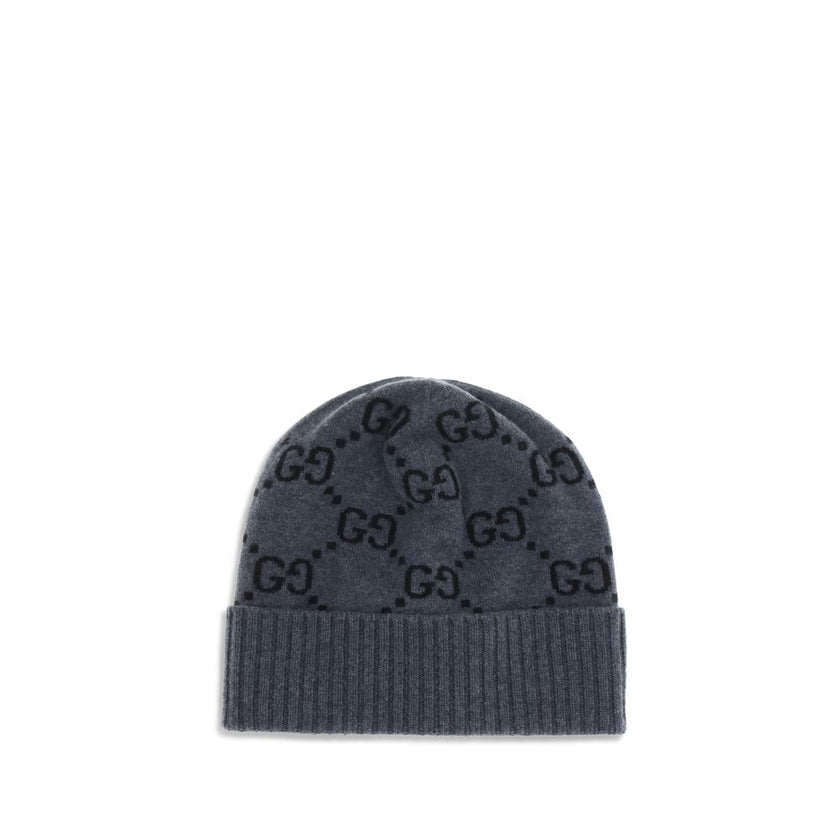 Gray Cashmere BeanieCashmere GG Hat by Gucci features a ribbed lapel and all-over GG logo print, combining elegance and comfort in an iconic and refined accessory. Season: AW25 Composition: 100% Kashmir/capra Hircus MADE IN ITALYGray Cashmere Beanie${tags