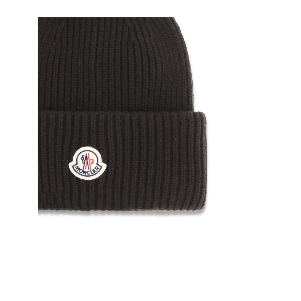 Black Wool BeanieThe beanie Hat by Moncler is crafted from a wool and cashmere blend with a brioche stitch that enhances its softness and style. The heavy knit ensures warmth and comfort, while the iconic felt patch on the front adds a distinctive and rec