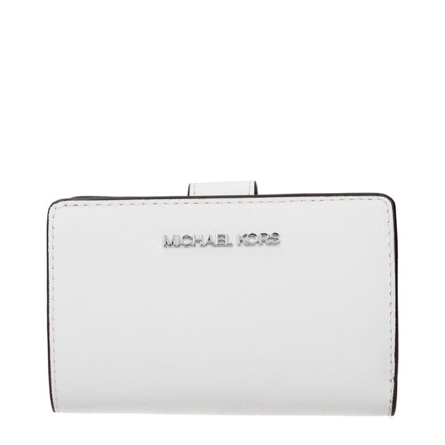 White Leather WalletDescription: The product with MPN 35R4STVF6LOPTICWHITE and code F85047 leather in white is a wallets designed by Michael Kors. It has features like front logo.White Leather Wallet${tagsMichael KorsAulae White Leather Wallet Michael Kor