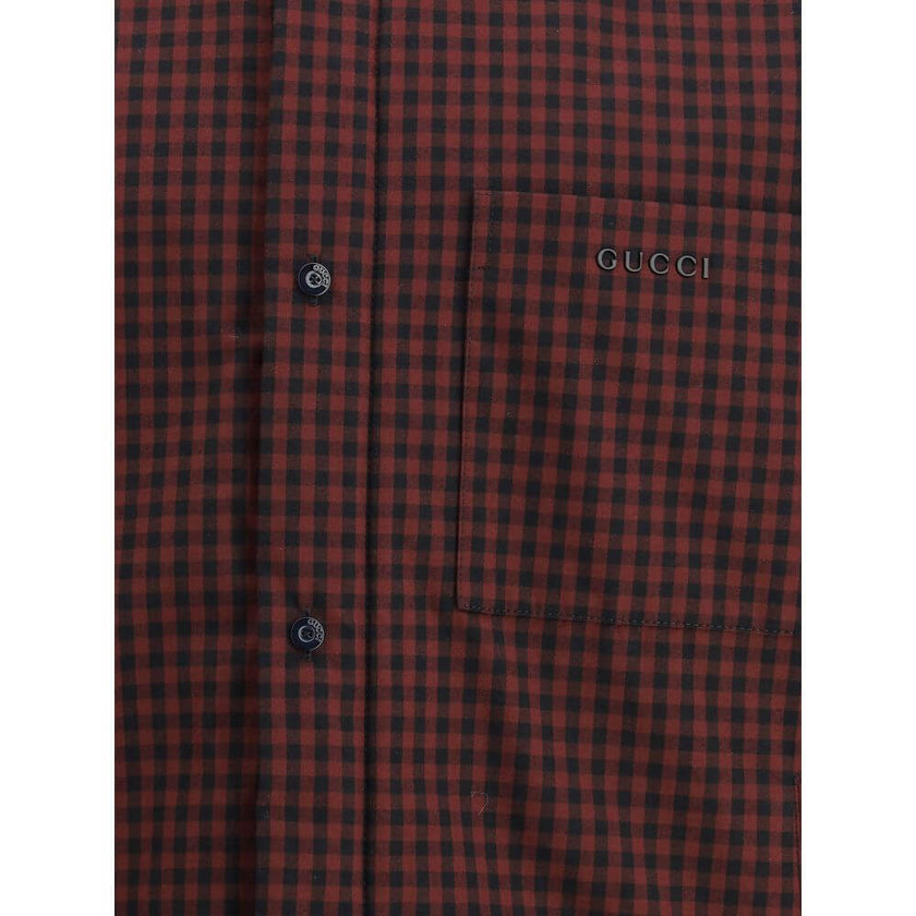 Bordeaux Cotton ClothingThe Checked Cotton Jacket by Gucci reimagines the timeless charm of classic patterns with a contemporary edge. Embellished with a refined Gucci embroidery, it features a quilted lining for added comfort and structure. A pointed col