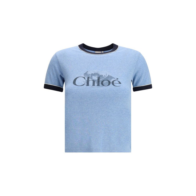 Printed logo T-shirtThe light blue cotton T-shirt blends essential lines with distinctive details. A ribbed crewneck and short sleeves finished with contrasting black edges give the piece a modern, graphic appeal. The printed Chloé logo on the chest adds
