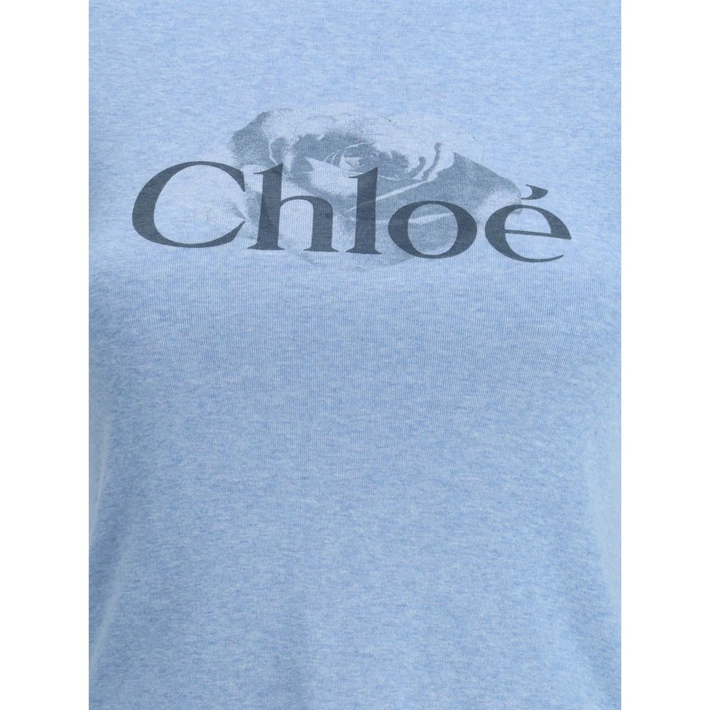 Printed logo T-shirtThe light blue cotton T-shirt blends essential lines with distinctive details. A ribbed crewneck and short sleeves finished with contrasting black edges give the piece a modern, graphic appeal. The printed Chloé logo on the chest adds
