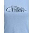 Printed logo T-shirtThe light blue cotton T-shirt blends essential lines with distinctive details. A ribbed crewneck and short sleeves finished with contrasting black edges give the piece a modern, graphic appeal. The printed Chloé logo on the chest adds