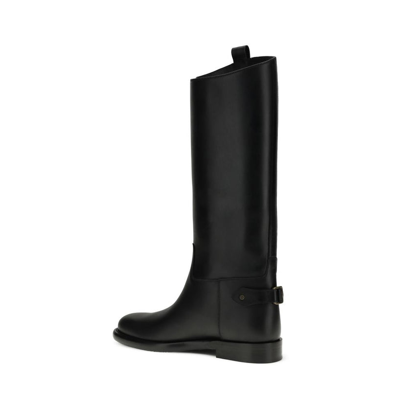 Black Calf Leather Bos Taurus Flat BootsLeather high Boots by Burberry combine essential lines and iconic details in a sleek, functional design. Featuring a flat sole and round toe, they offer a comfortable fit for everyday wear. There is a decorative buc
