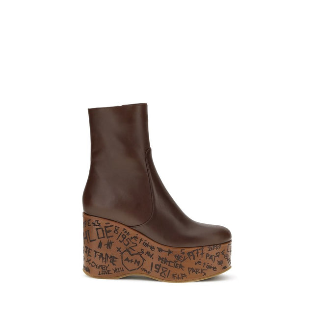 Brown Leather BootsMaxime wedge Ankle Boots by Chloé are a romantic homage to the Maison’s craftsmanship and identity. Made of glossy calfskin, they are distinguished by a wood-effect platform structure that recalls the natural and poetic aesthetic of a d