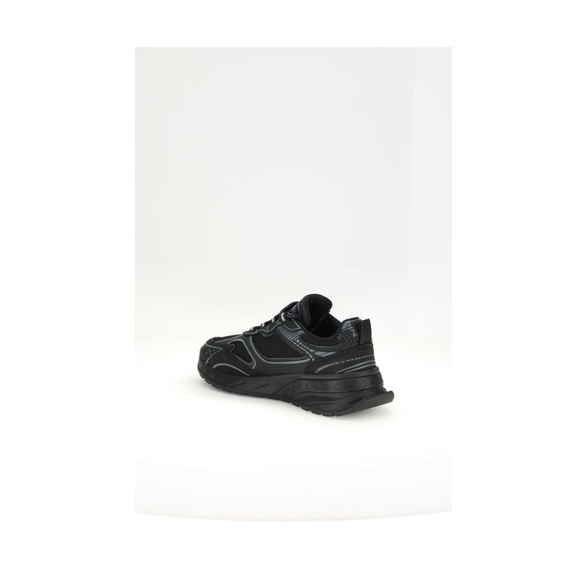 Black Calf Leather Bos Taurus Athletic SneakersSprinter Sneakers by Dsquared2 combine technical materials and modern design.Made of mesh and cracked-effect leather, they are enhanced with reflective details for increased visibility.Trekking-style laces em