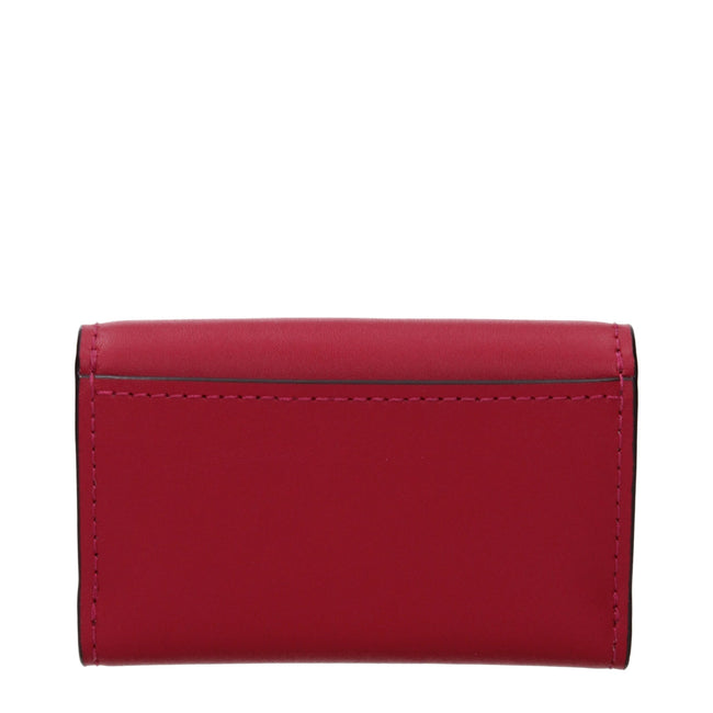 Red Leather WalletDescription: The product with MPN 35S5S1YE0LDKRASPBERRY and code F85048 leather in red is a coin purses designed by Michael Kors. It has features like front detail, front logo, external pocket.Red Leather Wallet${tagsMichael KorsAulae Re