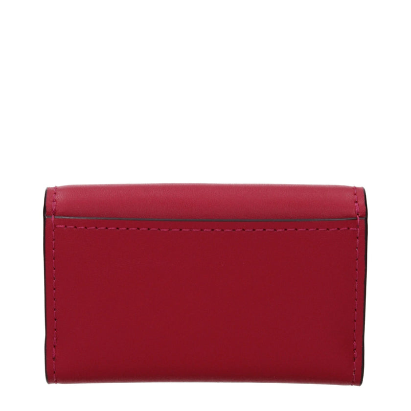 Red Leather WalletDescription: The product with MPN 35S5S1YE0LDKRASPBERRY and code F85048 leather in red is a coin purses designed by Michael Kors. It has features like front detail, front logo, external pocket.Red Leather Wallet${tagsMichael KorsAulae Re