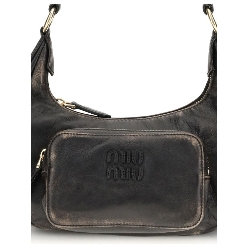 Pocket Shoulder BagThe Pocket Shoulder Bag in nappa leather by Miu Miu combines contemporary design with practical functionality thanks to its numerous pockets. Crafted from nappa leather with a distressed finish, it is enriched with leather details, gold