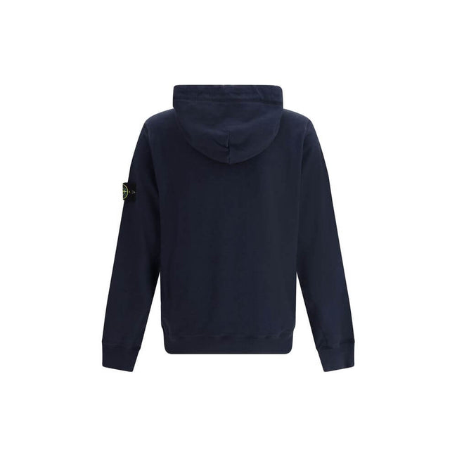 HoodieThe Stone Island Hoodie is an iconic garment with a casual, contemporary style. Featuring a ribbed hem and cuffs, it ensures comfort and a perfect fit. The distinctive detail is the brand’s logo patch applied on the right sleeve, a symbol of authent