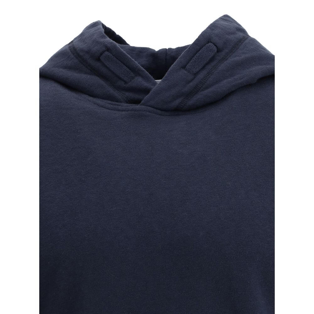 HoodieThe Stone Island Hoodie is an iconic garment with a casual, contemporary style. Featuring a ribbed hem and cuffs, it ensures comfort and a perfect fit. The distinctive detail is the brand’s logo patch applied on the right sleeve, a symbol of authent