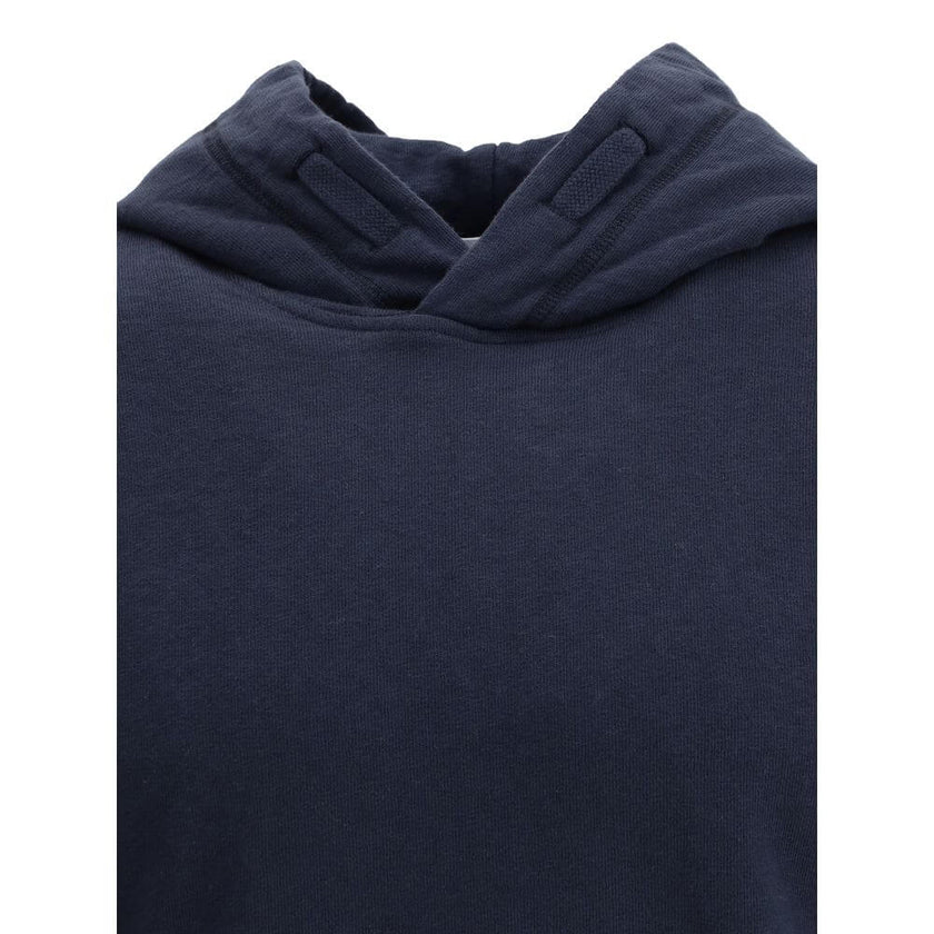 HoodieThe Stone Island Hoodie is an iconic garment with a casual, contemporary style. Featuring a ribbed hem and cuffs, it ensures comfort and a perfect fit. The distinctive detail is the brand’s logo patch applied on the right sleeve, a symbol of authent