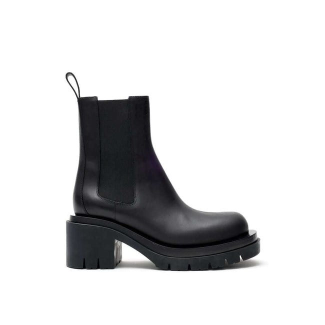 Black Leather Ankle BootsBottega Veneta Black Leather Lug Ankle Boots. Maxi black lug sole with heel, round toe, brushed leather, elastic side bands, and a pull-tab at the back for easy on and off. Composition: Leather Internal SKU: 25OTT03 Brand SKU: 667