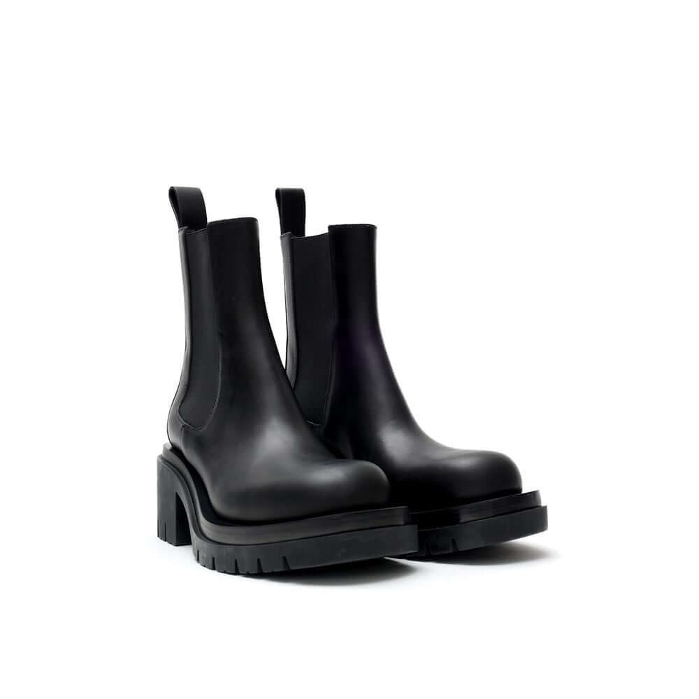 Black Leather Ankle BootsBottega Veneta Black Leather Lug Ankle Boots. Maxi black lug sole with heel, round toe, brushed leather, elastic side bands, and a pull-tab at the back for easy on and off. Composition: Leather Internal SKU: 25OTT03 Brand SKU: 667