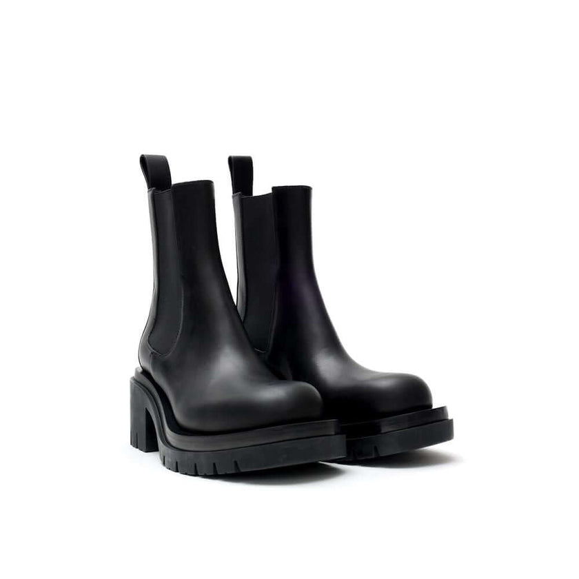 Black Leather Ankle BootsBottega Veneta Black Leather Lug Ankle Boots. Maxi black lug sole with heel, round toe, brushed leather, elastic side bands, and a pull-tab at the back for easy on and off. Composition: Leather Internal SKU: 25OTT03 Brand SKU: 667