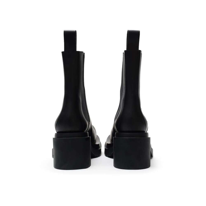 Black Leather Ankle BootsBottega Veneta Black Leather Lug Ankle Boots. Maxi black lug sole with heel, round toe, brushed leather, elastic side bands, and a pull-tab at the back for easy on and off. Composition: Leather Internal SKU: 25OTT03 Brand SKU: 667