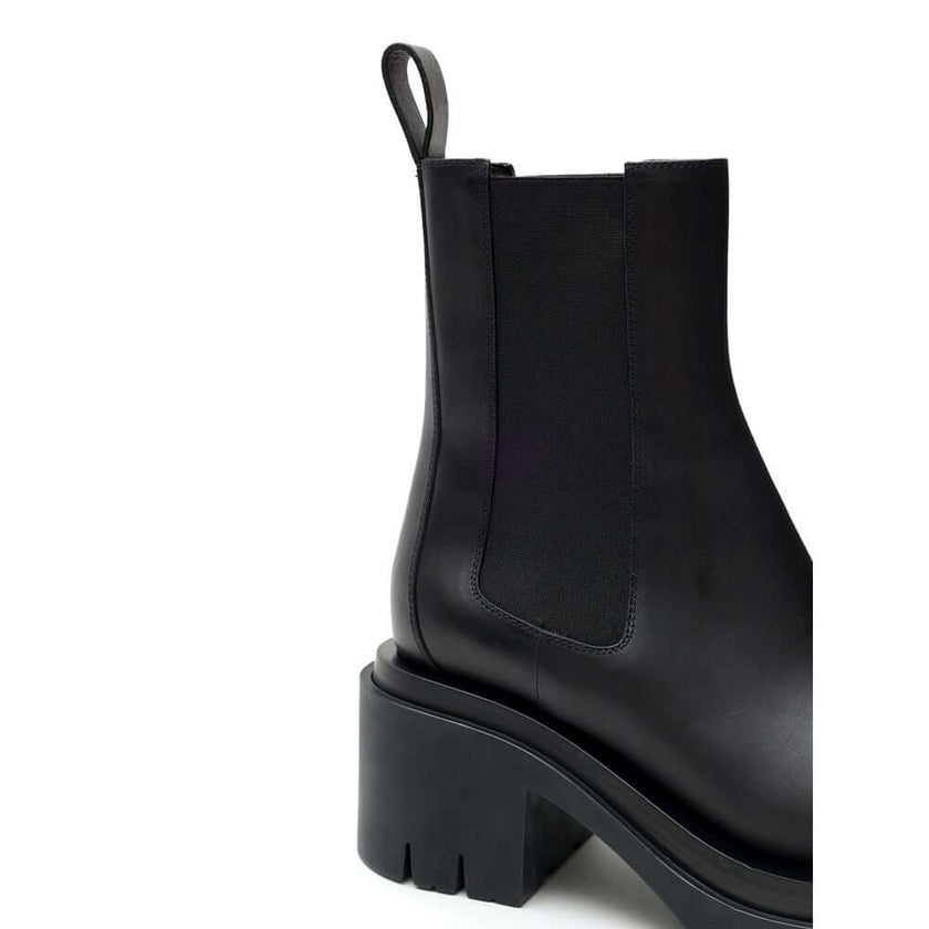 Black Leather Ankle BootsBottega Veneta Black Leather Lug Ankle Boots. Maxi black lug sole with heel, round toe, brushed leather, elastic side bands, and a pull-tab at the back for easy on and off. Composition: Leather Internal SKU: 25OTT03 Brand SKU: 667