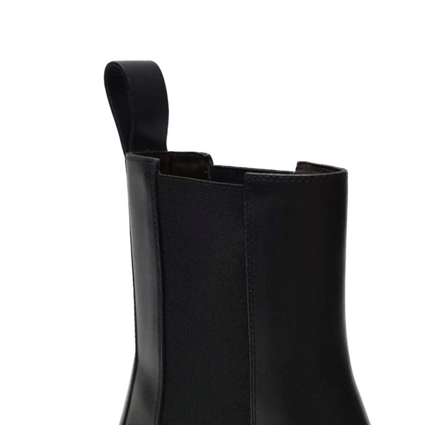 Black Leather Ankle BootsBottega Veneta Black Leather Lug Ankle Boots. Maxi black lug sole with heel, round toe, brushed leather, elastic side bands, and a pull-tab at the back for easy on and off. Composition: Leather Internal SKU: 25OTT03 Brand SKU: 667