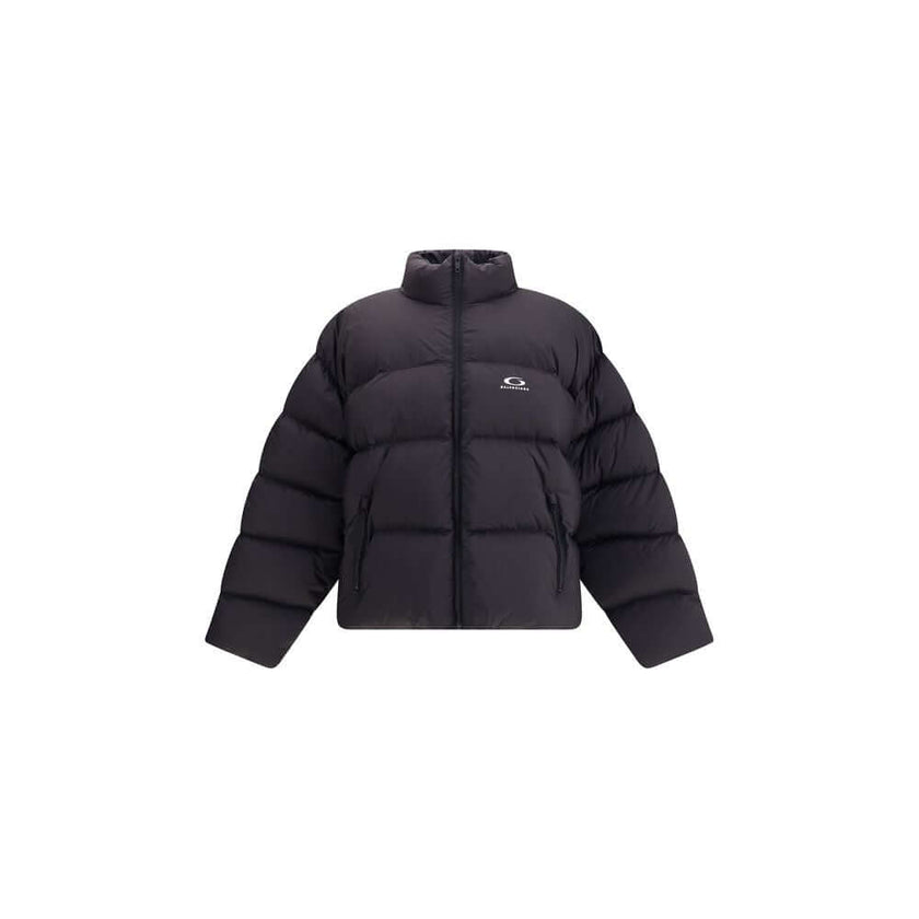 Black Polyamide ClothingThe Balenciaga Standard Puffer in Black is a contemporary wardrobe essential. Crafted from lightweight matte nylon, it features a cocoon-like volume, high straight collar, concealed zip with snap-button placket, two slanted pockets