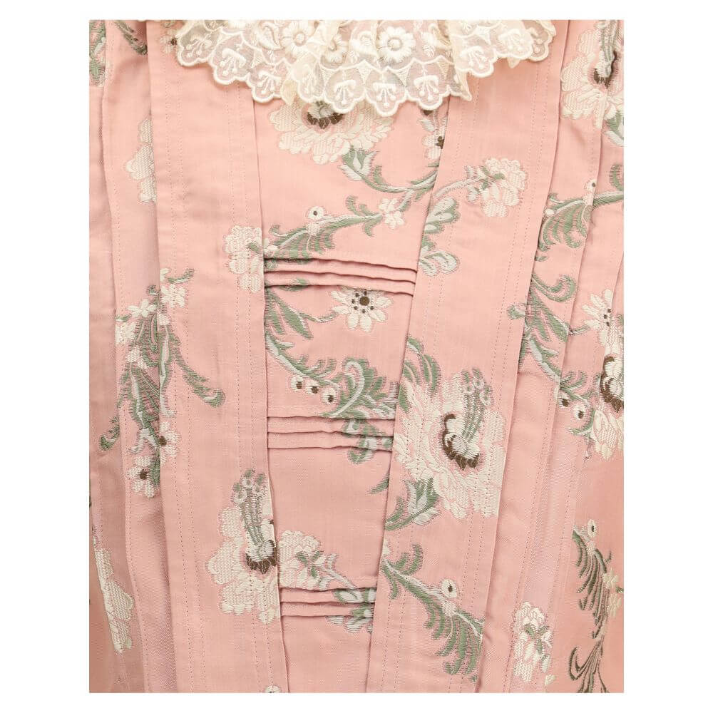 Fitted Jacket in jacquard taffeta and laceThe fitted jacket in jacquard taffeta and lace by Chloé captures a baroque spirit through exquisite craftsmanship. Made from a silk-blend floral jacquard, it is adorned with lace detailing and puffed shoulders tha