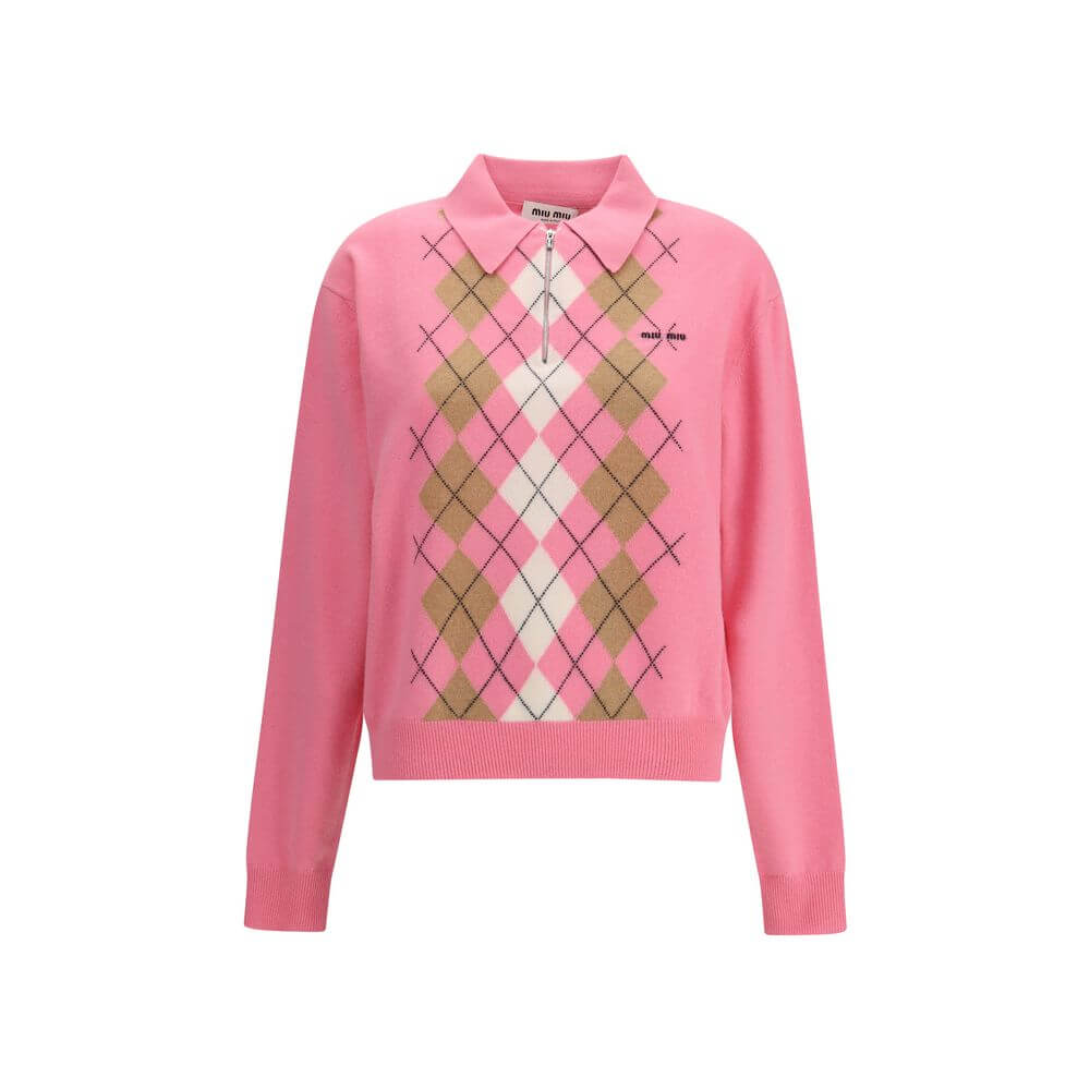Cashmere zip PoloThe cashmere zip Polo by Miu Miu reimagines a timeless staple with a refined Argyle intarsia pattern. Soft and luxurious, it is defined by contemporary elegance and crafted details such as the English shoulder, ribbed cuffs and hem. The r
