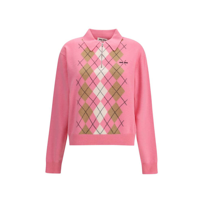 Cashmere zip PoloThe cashmere zip Polo by Miu Miu reimagines a timeless staple with a refined Argyle intarsia pattern. Soft and luxurious, it is defined by contemporary elegance and crafted details such as the English shoulder, ribbed cuffs and hem. The r