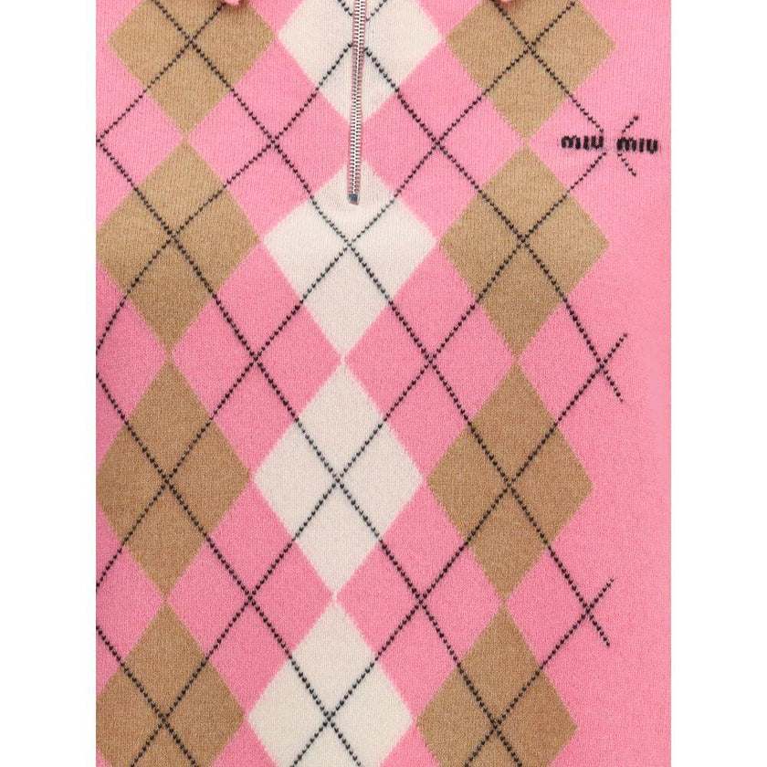 Cashmere zip PoloThe cashmere zip Polo by Miu Miu reimagines a timeless staple with a refined Argyle intarsia pattern. Soft and luxurious, it is defined by contemporary elegance and crafted details such as the English shoulder, ribbed cuffs and hem. The r
