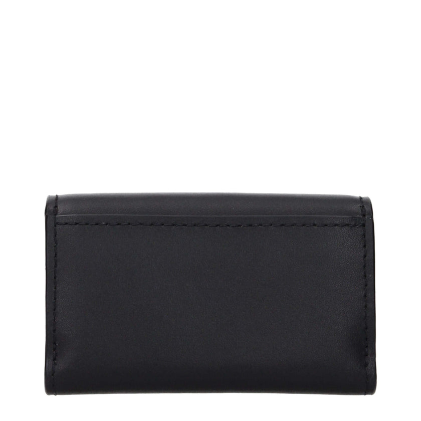 Black Leather WalletDescription: The product with MPN 35S5G1YE0LBLACK and code F85049 leather in black is a coin purses designed by Michael Kors. It has features like front detail, front logo, external pocket.Black Leather Wallet${tagsMichael KorsAulae Bl