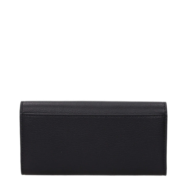 Black Leather WalletDescription: The product with MPN 35S5SHME9LBLACK and code F85082 leather in black is a wallets designed by Michael Kors. It has features like front logo, front detail, external pocket.Black Leather Wallet${tagsMichael KorsAulae Black